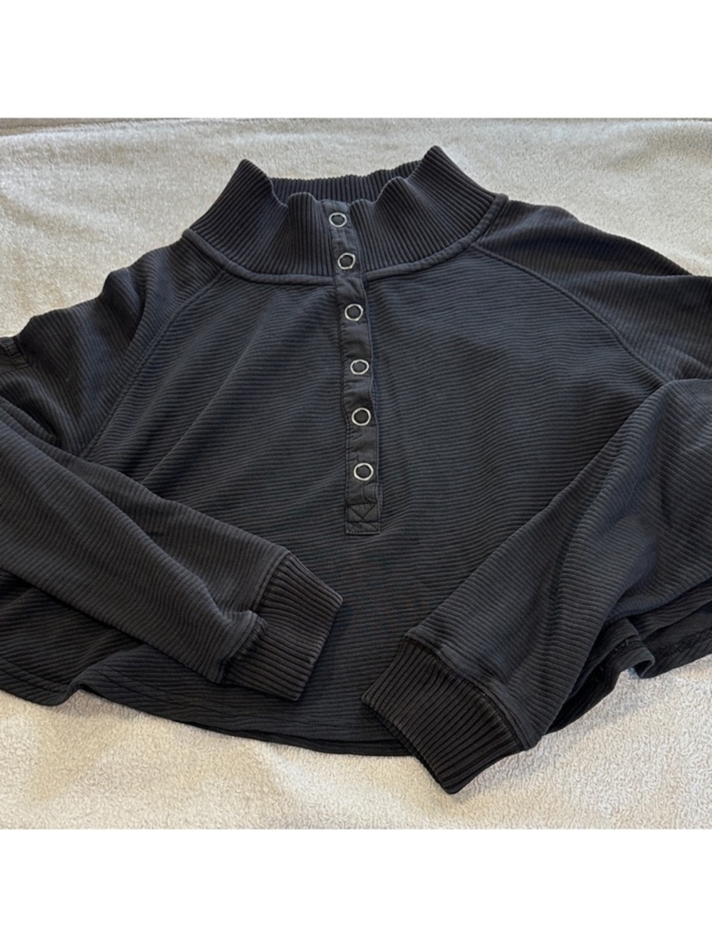 Free people movement- Black /Dark Gray cropped Pullover size XS (Flaw) read 👇🏻